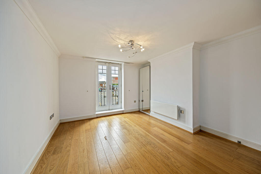Apartment in Elmbridge, Thames Ditton - More