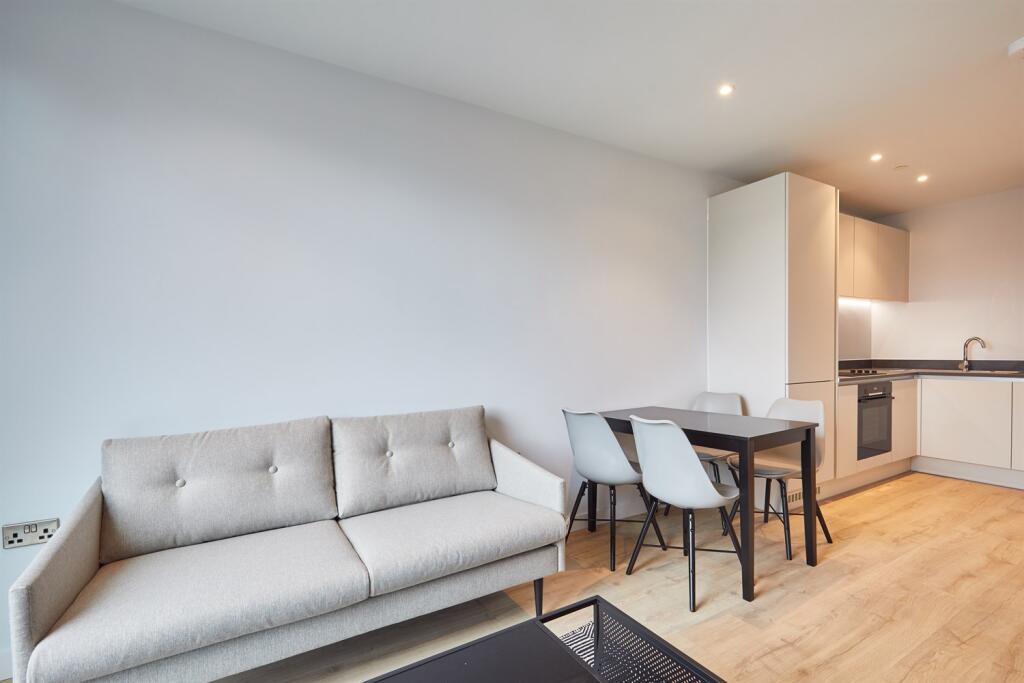 Apartment in Manchester, First Street, City Centre - View 4