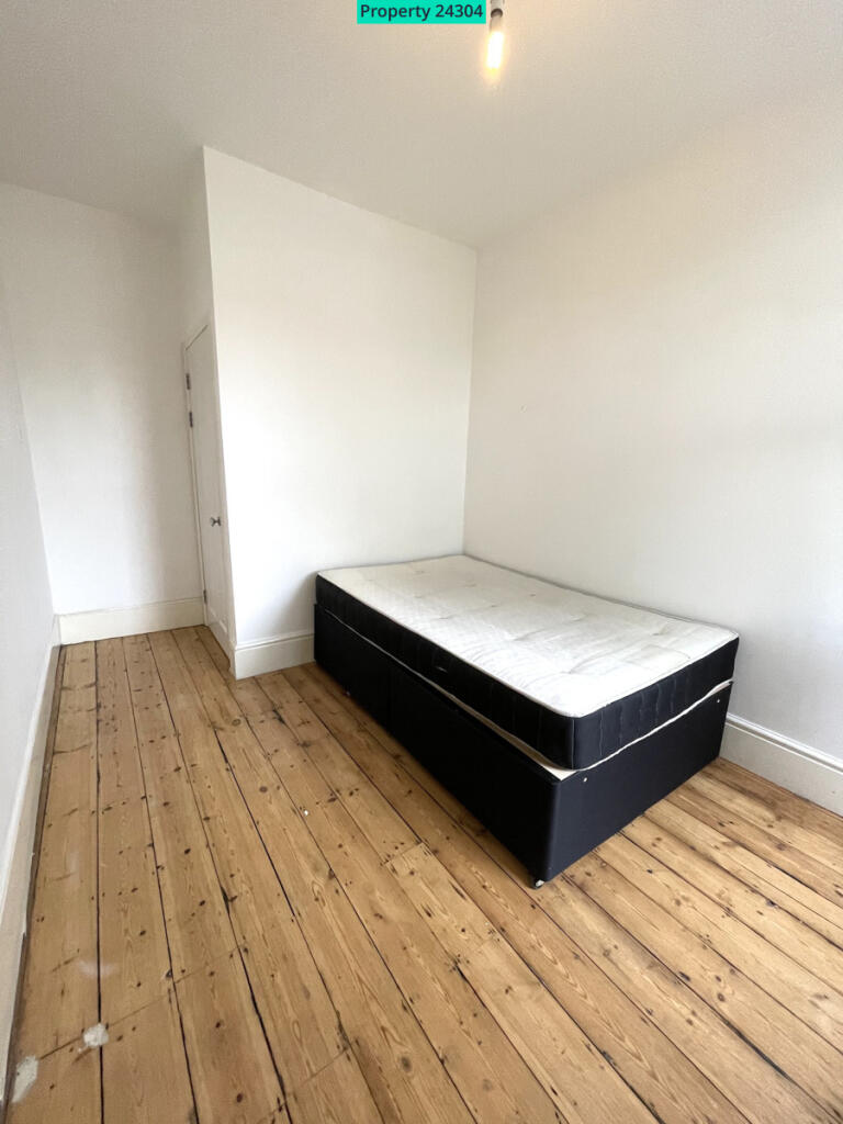 5 bedroom semi-detached house for rent