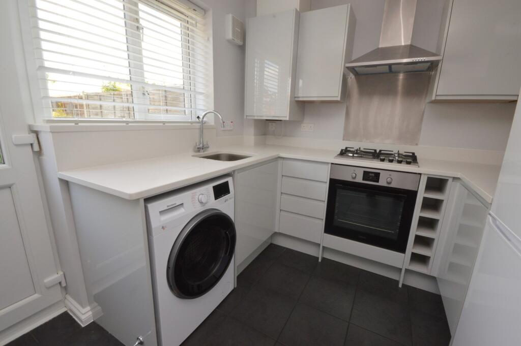 Nichols Close, Chessington, Surrey. KT9 2GT photo 4