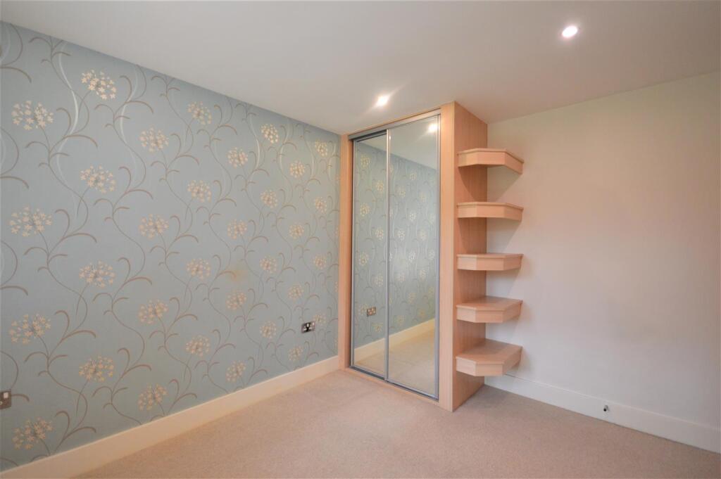 Apartment in Tadworth, Kingswood - More