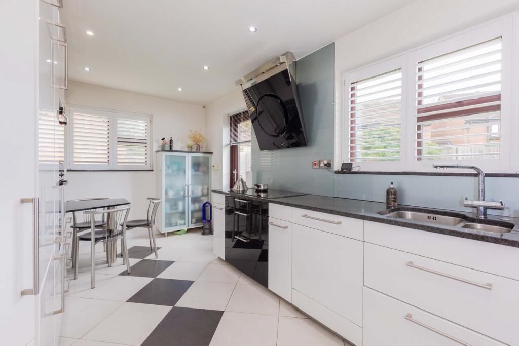 Palmerston Avenue, Langley, SL3 photo 2