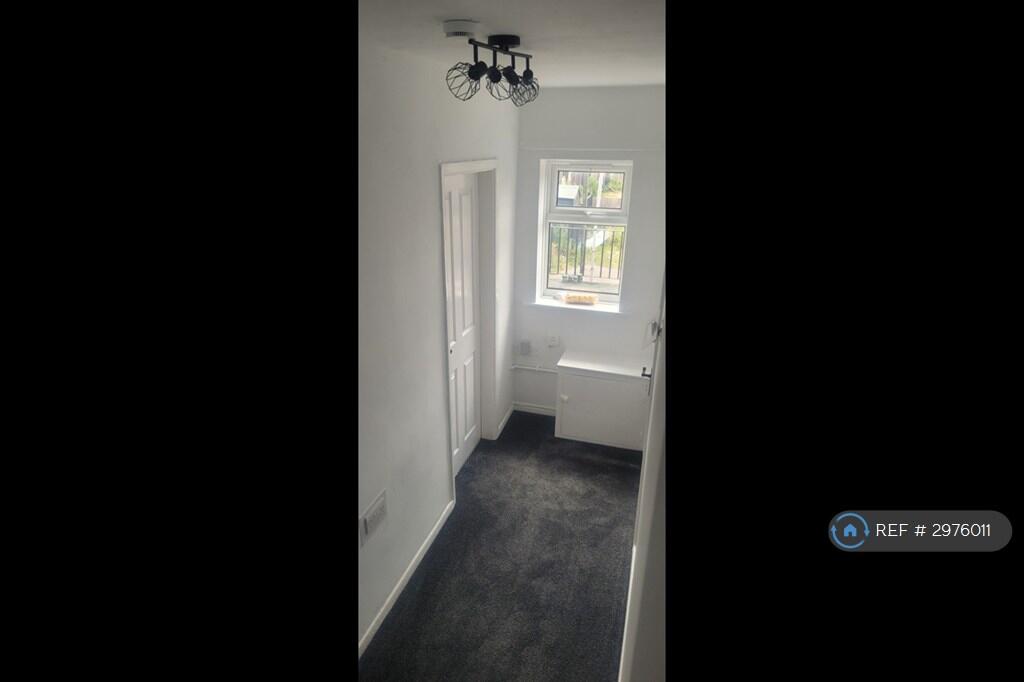 Apartment in Oldham, Greater Manchester - View 4