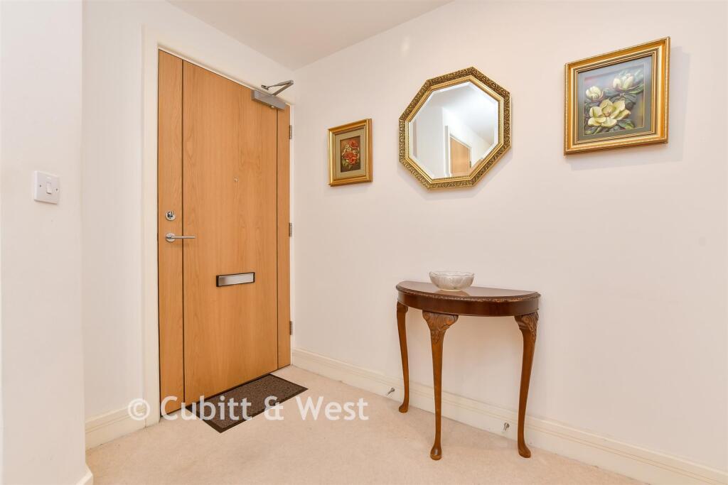 Apartment in Epsom and Ewell, Epsom - View 5