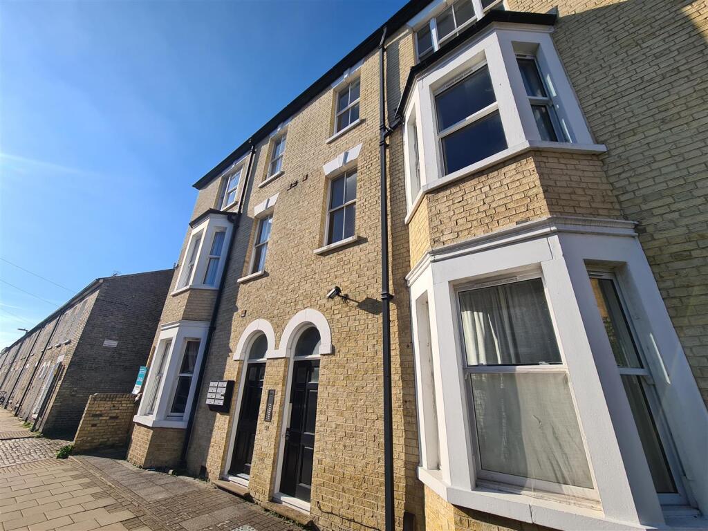 Main image of property: Flat 3, 2-4 Norwich Street, Cambridge