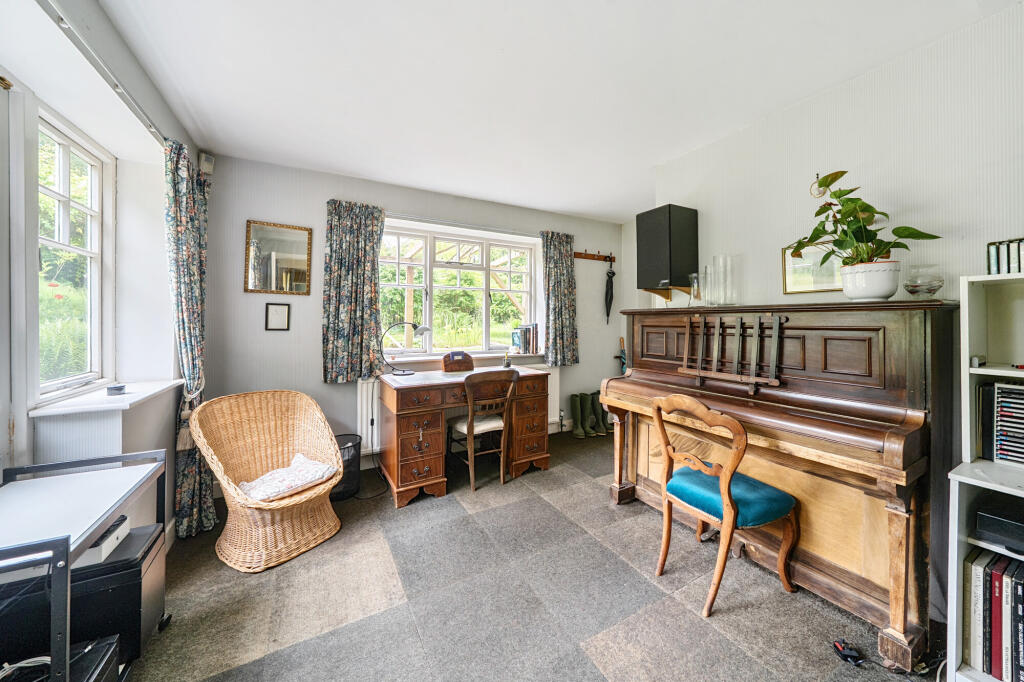 Crossways, Churt, Farnham, GU10 photo 2