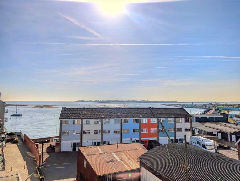 James House, Waterside Marina, Brightlingsea photo 4