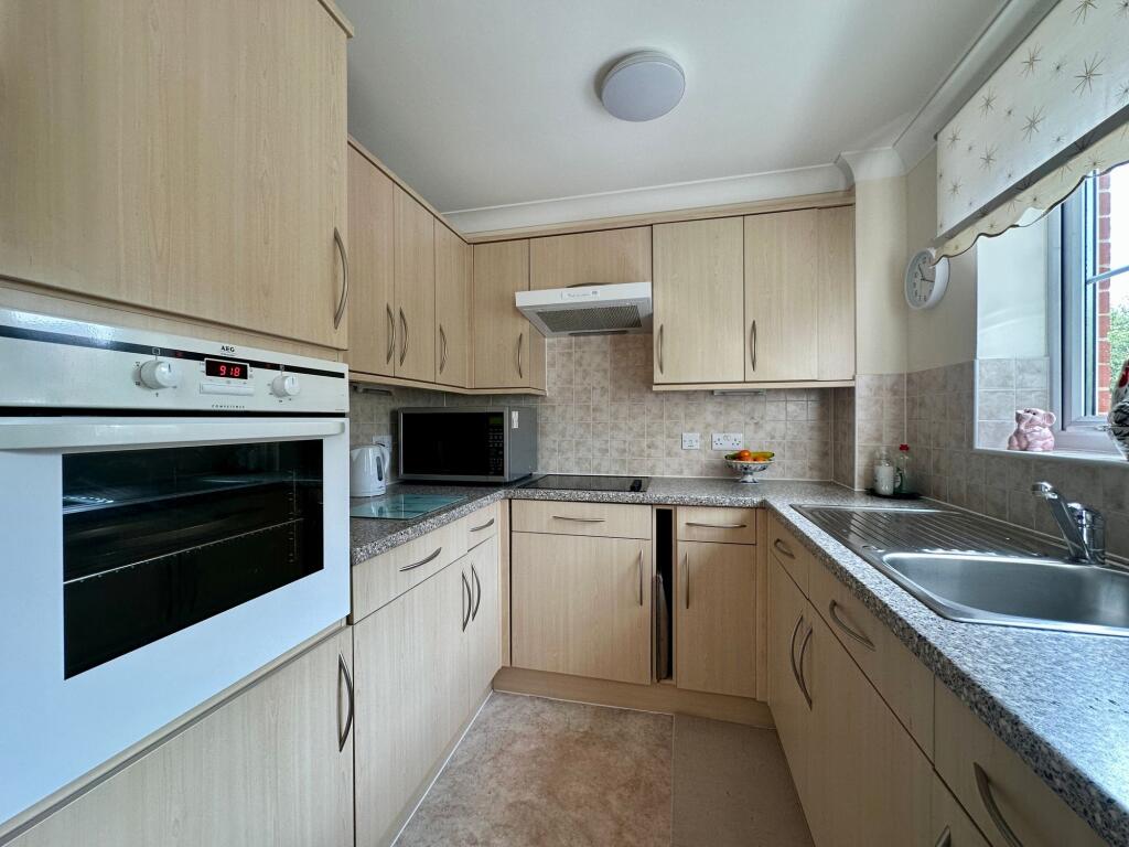 Apartment in Basildon, Great Burstead and South Green - View 5