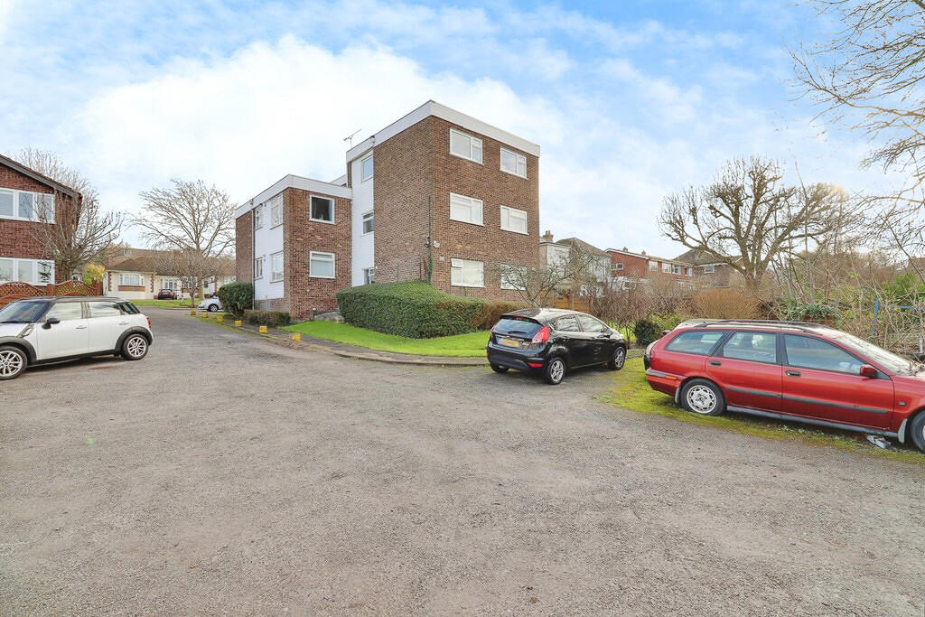 Apartment in Southend-on-Sea - More