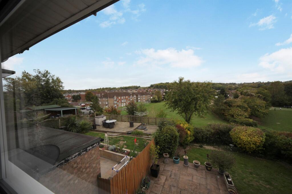 House in Dunstable, Central Bedfordshire - View 3