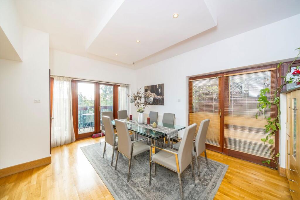 House in London, Cottenham Park, Raynes Park - More