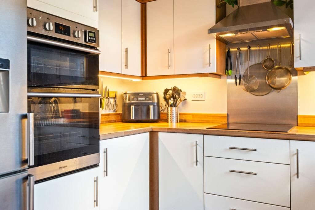 11 Sandgate Close photo 3