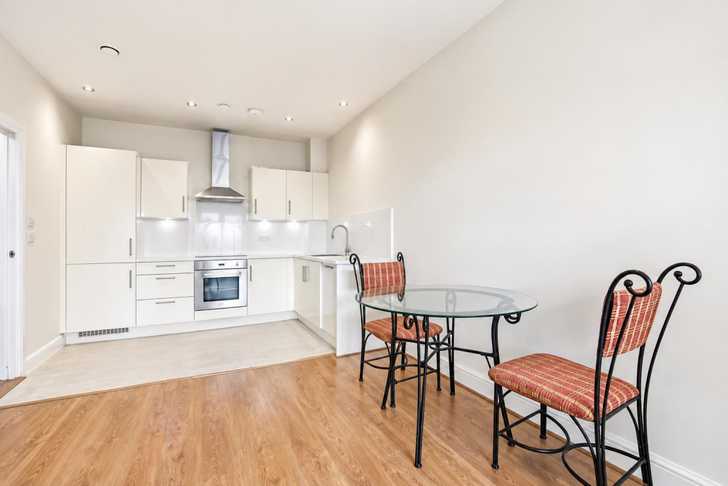 Apartment in Southall - View 4