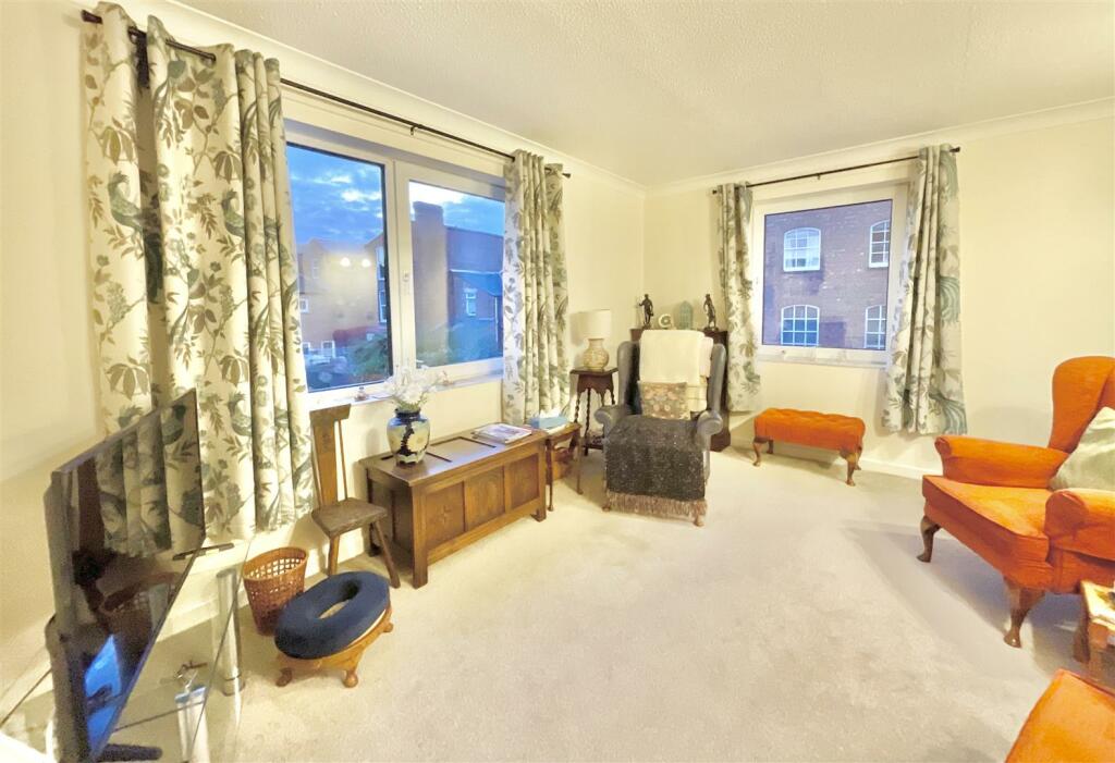 1-bed flat on Central Cirencester, £65,000
