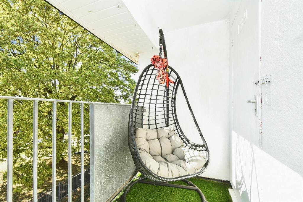 Apartment in Swindon, South Swindon - More