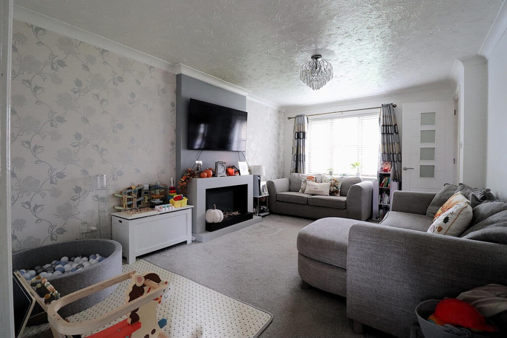 House in Barnsley, Lundwood - View 3