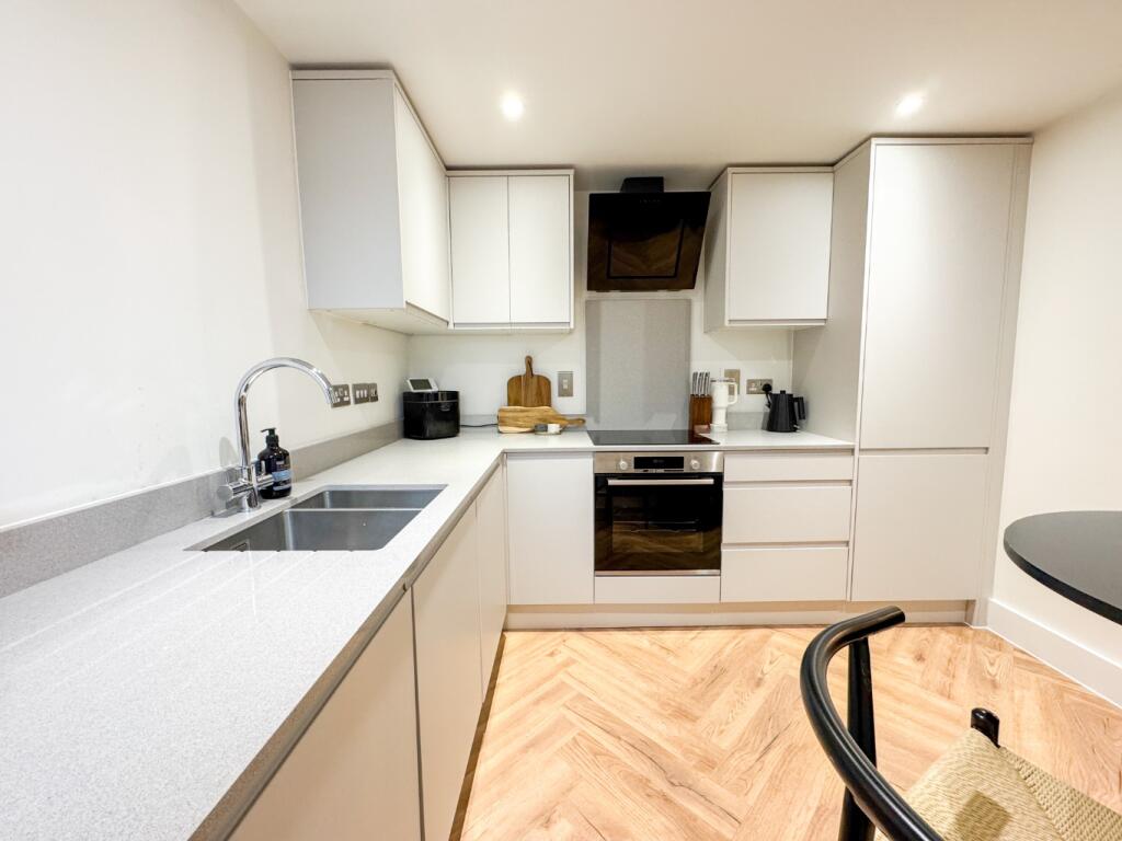 Apartment in Sutton Coldfield, Maney - More