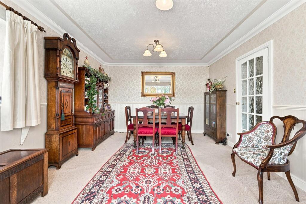 House in Basildon, Laindon - More