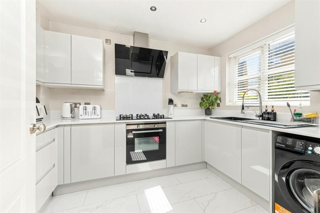 House in Huddersfield - View 4