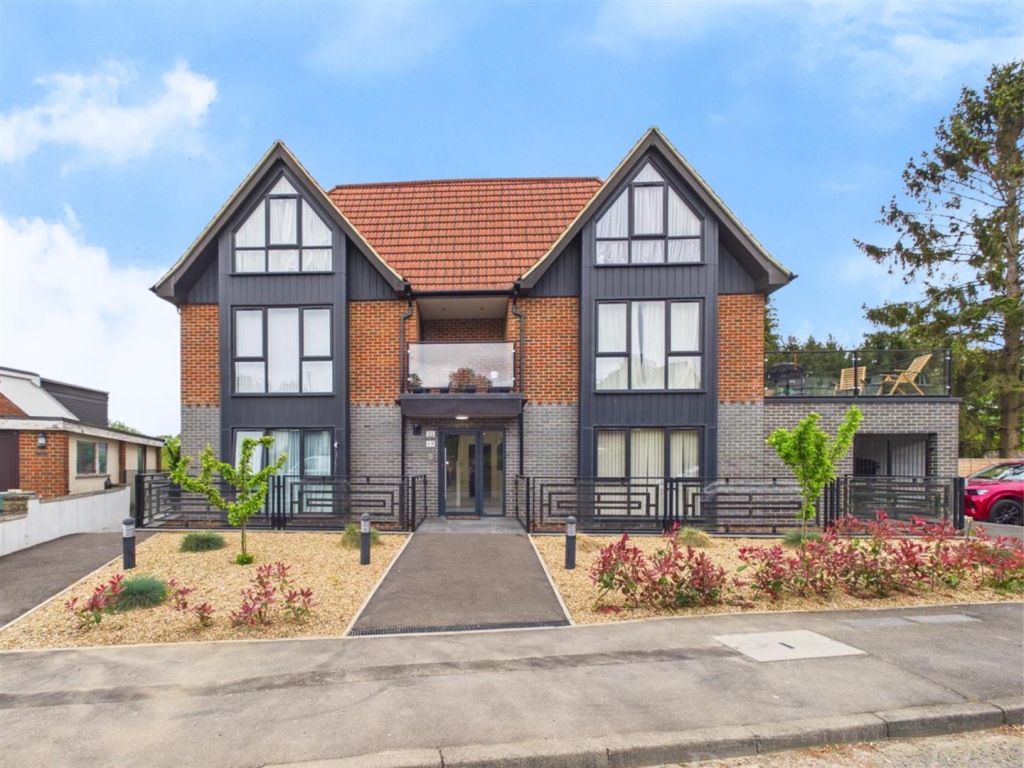 3-bed flat on Clybourne House, Lynne Close, South Croydon, £475,000