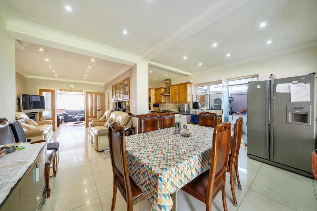House in London, Northwood - View 4