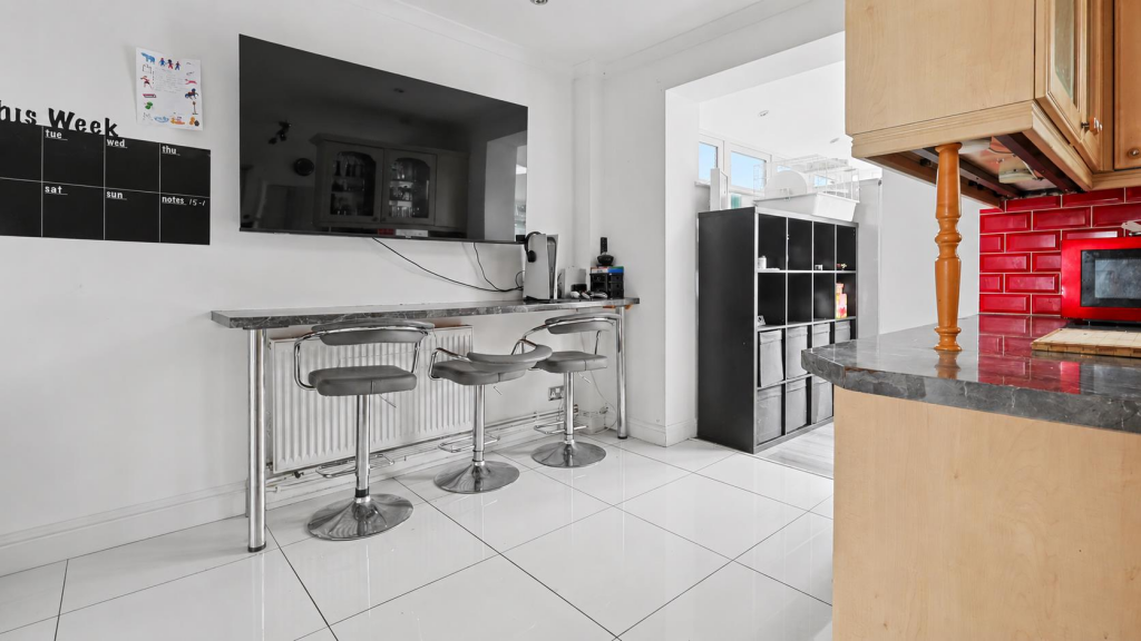 House in Rochford, Hullbridge - View 4