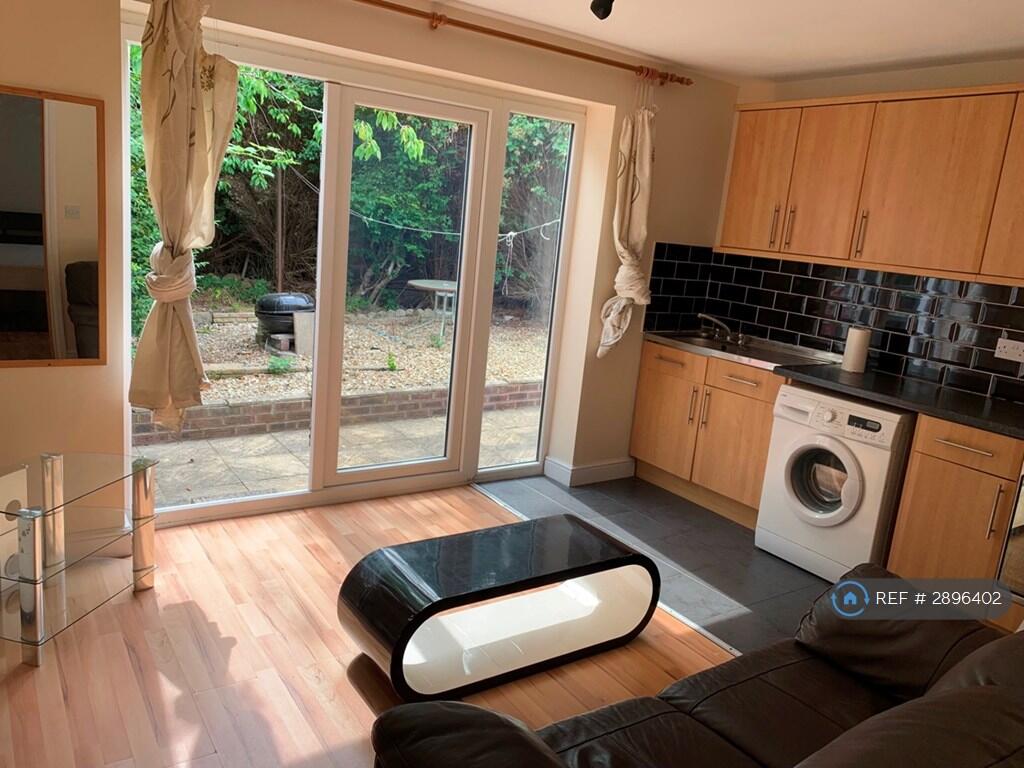 5 bedroom semi-detached house for rent