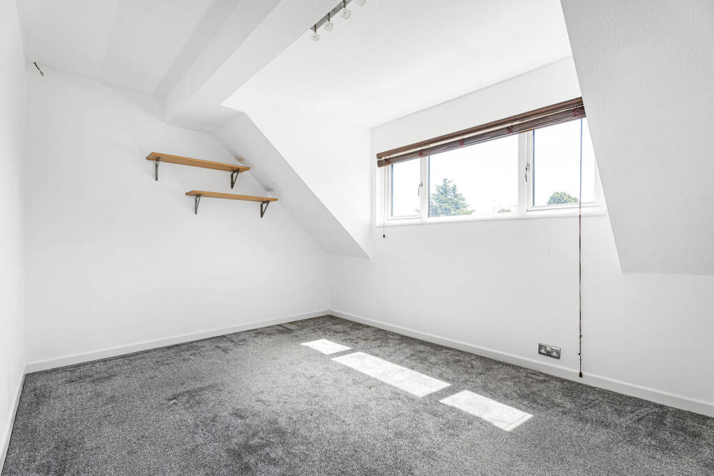 Apartment in Sunbury-on-Thames, Surrey - View 4