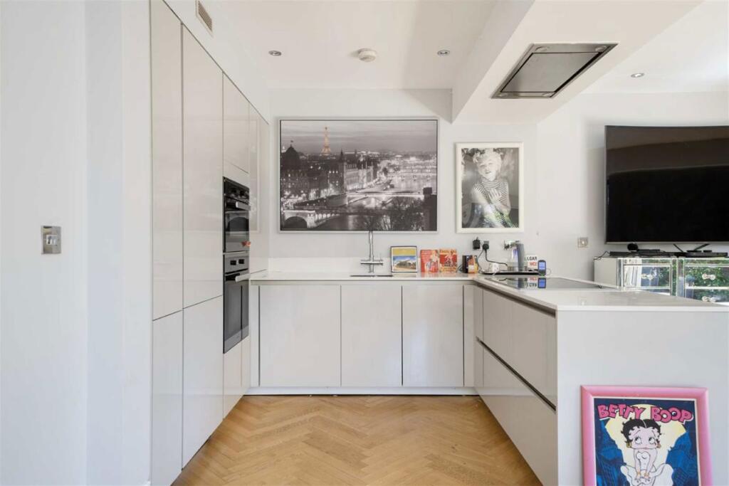 House in Epping Forest, Chigwell - View 4