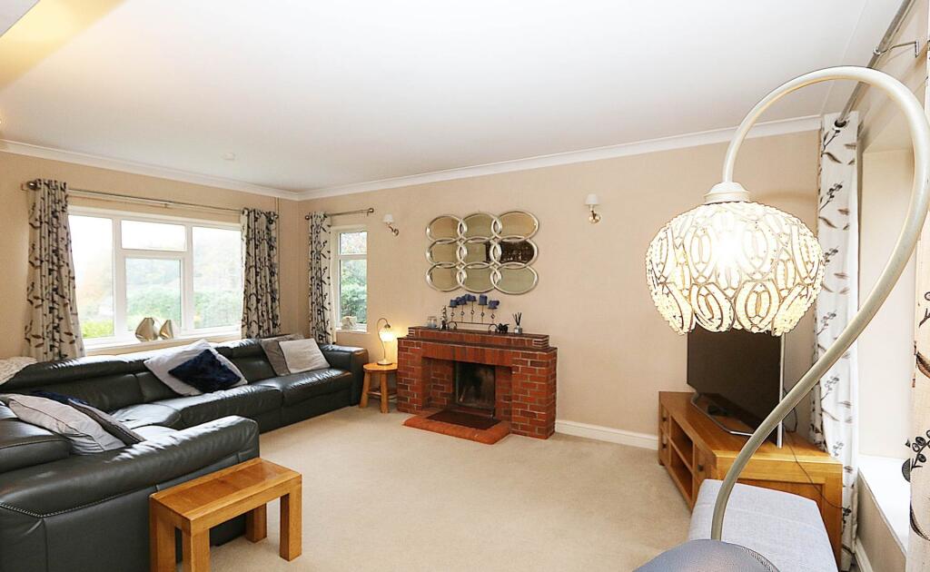 St James Close, Pangbourne - 5 bedrooms. Walk to shops & station to London, photo 4