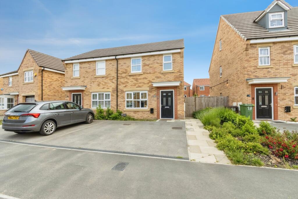 3-bed semi-detached on Tree Top Drive, WAKEFIELD, West Yorkshire, WF3, £270,000