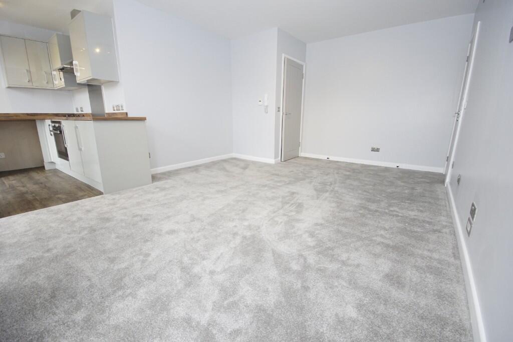 1-bed flat on Flat at High St West, Glossop, SK13 8AZ **MODERN!**, £109,750