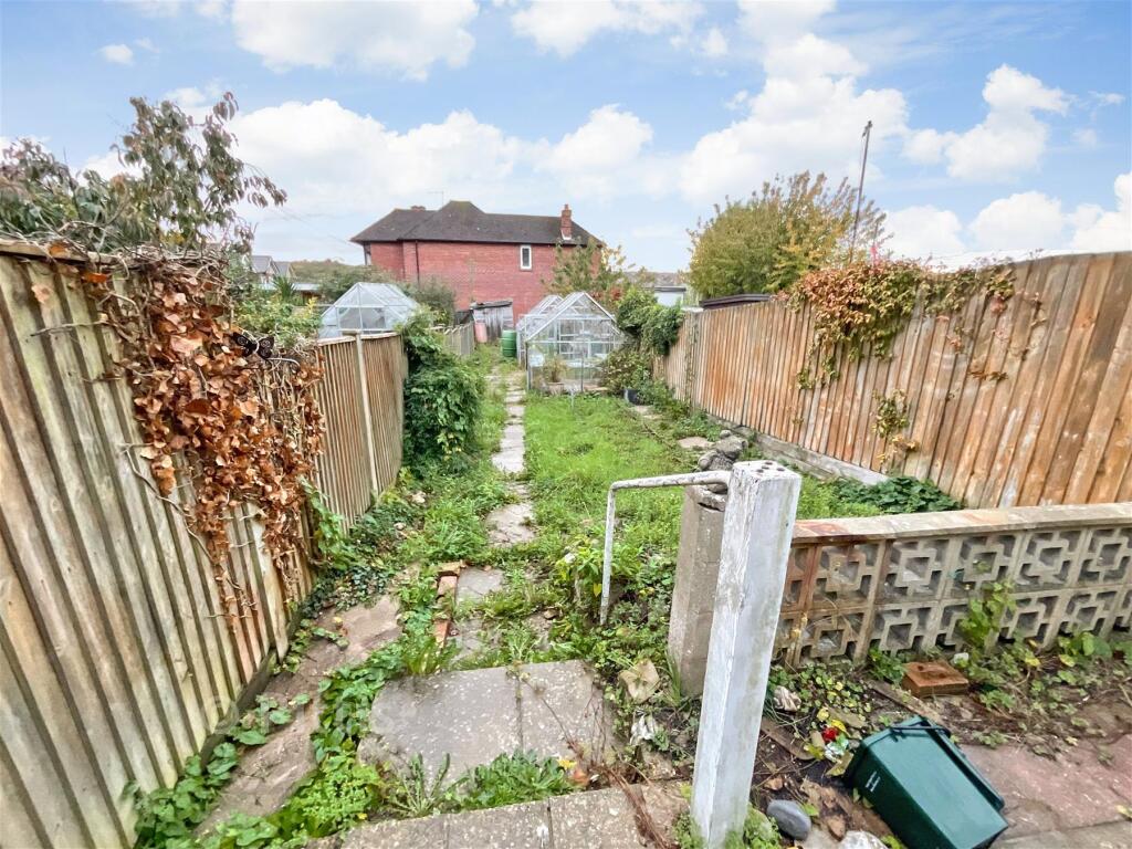 3-bed semi-detached on Adelaide Grove, East Cowes, Isle of Wight, £230,000