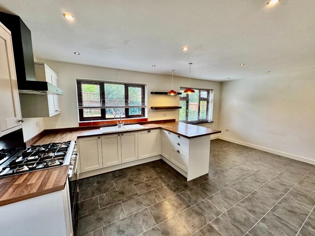 Broadlands, NN9 photo 4