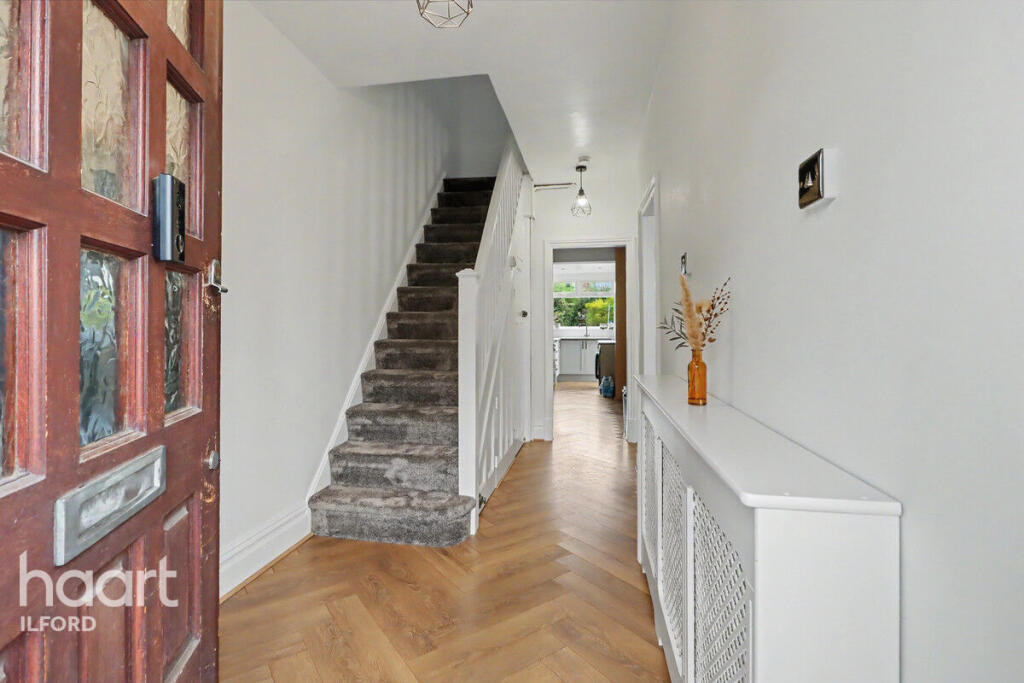 House in London, Loxford, Seven Kings - More