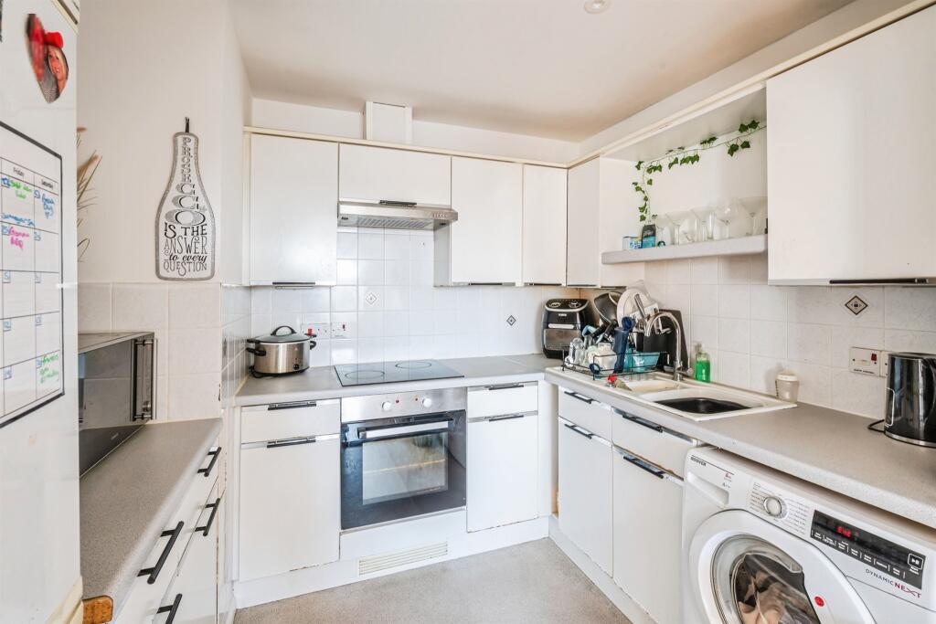 Apartment in Eastbourne, East Sussex - View 2