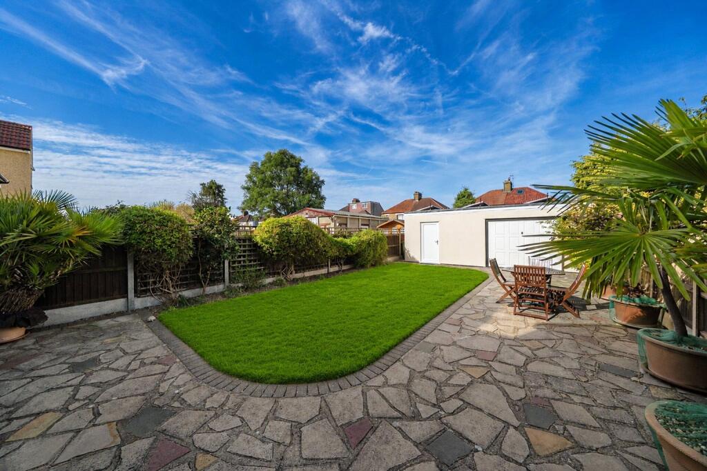 House in Dartford - More