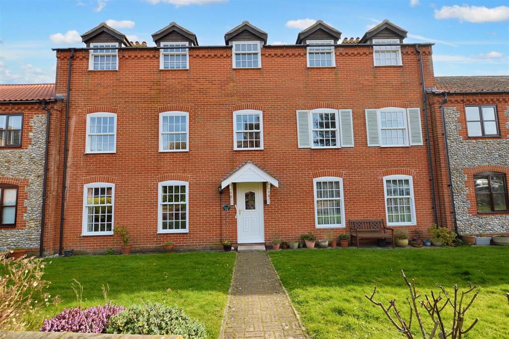 2-bed flat on Runton House Close, West Runton, Cromer, £220,000
