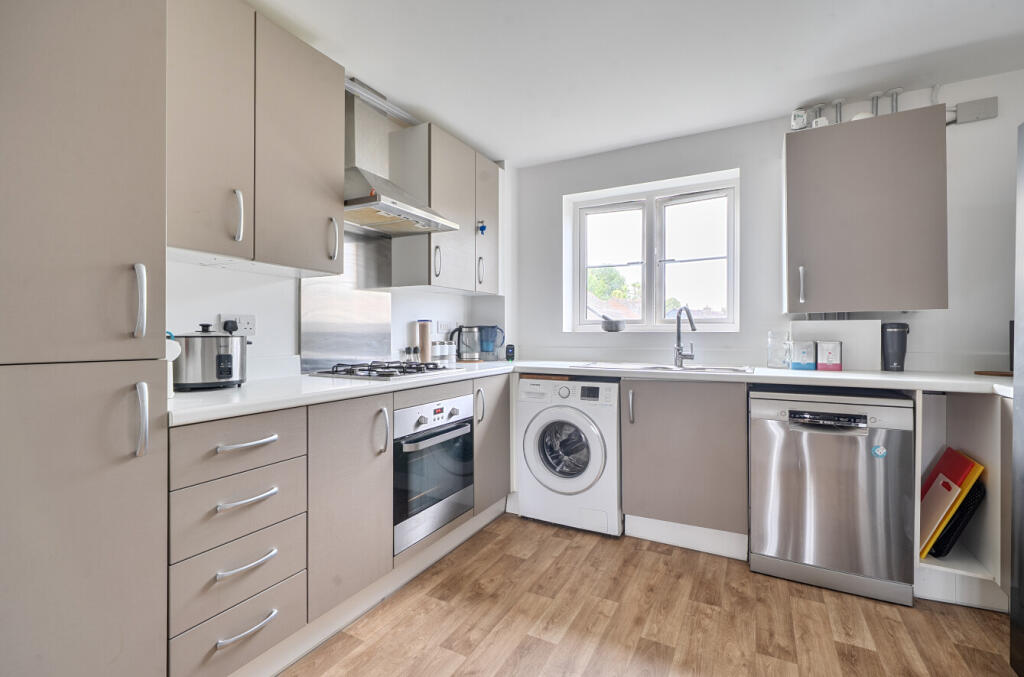 Apartment in Chichester, Tangmere - View 3