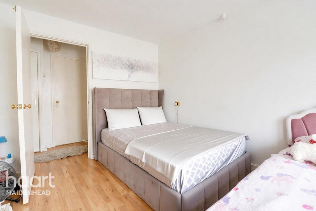 Apartment in Slough - More