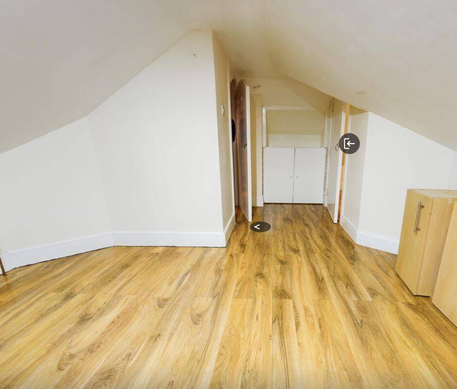 House in London, Beavers, Cranford - View 5