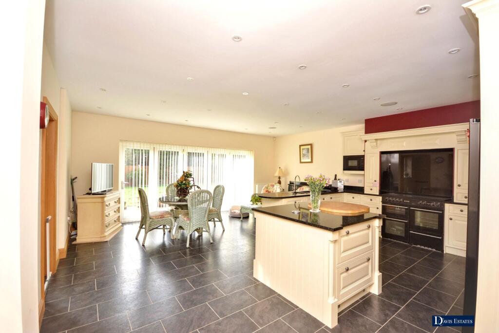 Tall Pines Close, Emerson Park, Hornchurch, RM11 photo 3