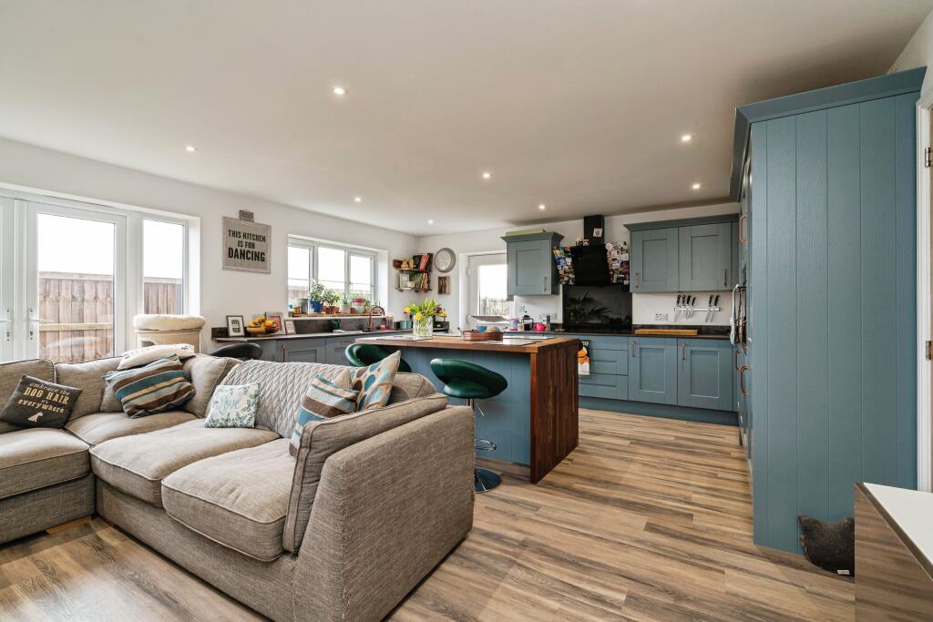 8, Woodlands Close photo 4