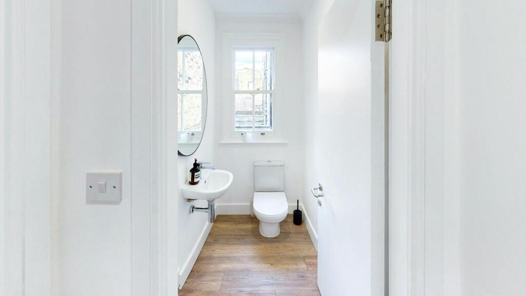60PembrokeRoad Kensington W8 office to let west London toilet.jpg