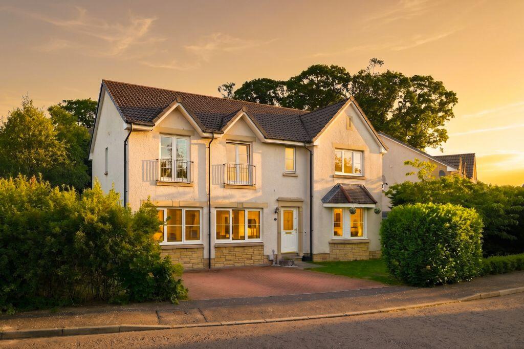 Main image of property: 2 Copper Beech Row, Broughty Ferry, DD5 3NU