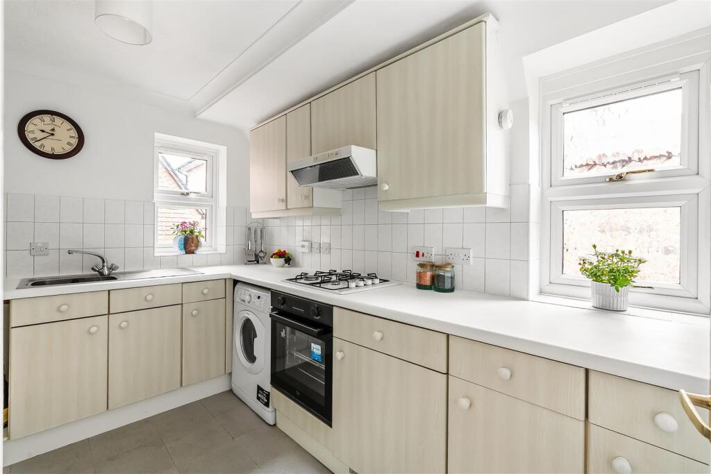 Station Road, Leatherhead, KT22 photo 2