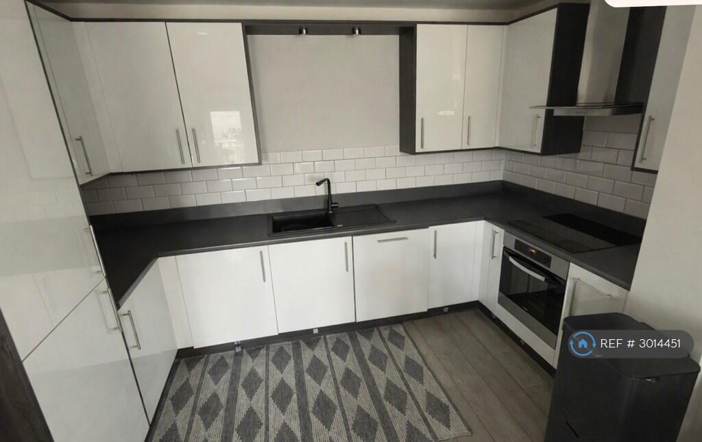 Apartment in Slough - View 4