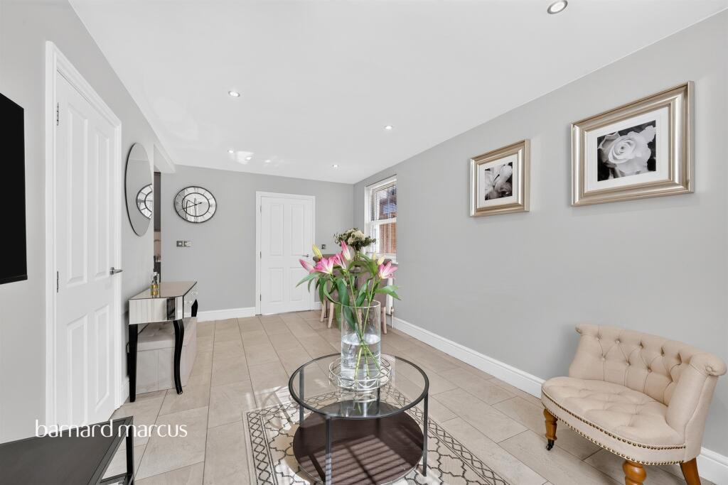 House in Kingston upon Thames - More
