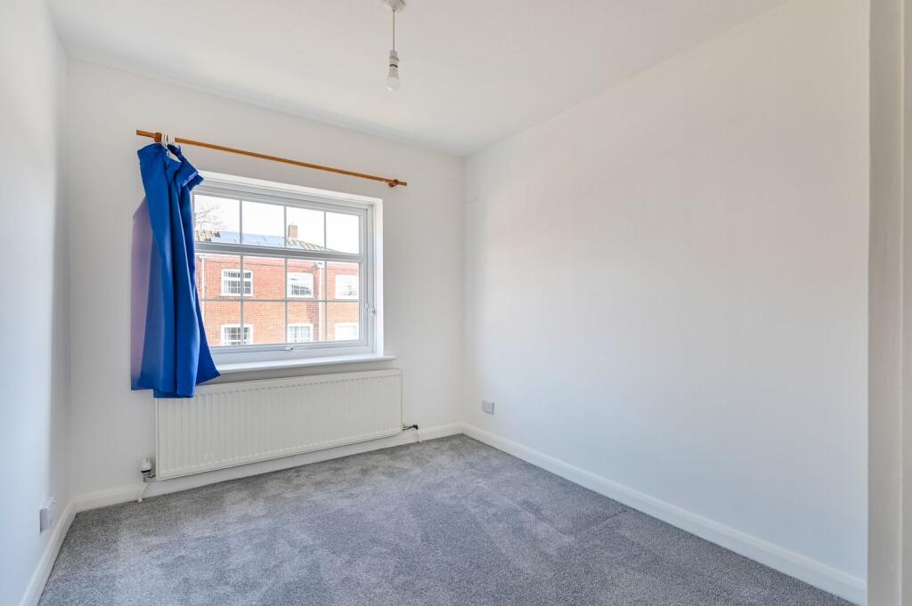 House in Kingston upon Thames - More