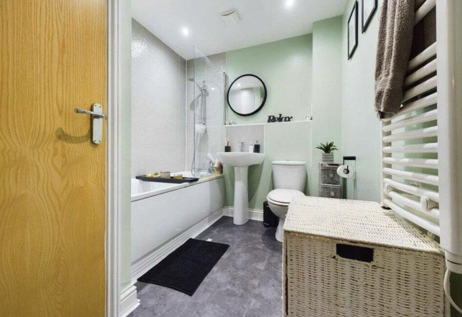 Apartment in Aylesbury, Quarrendon - More